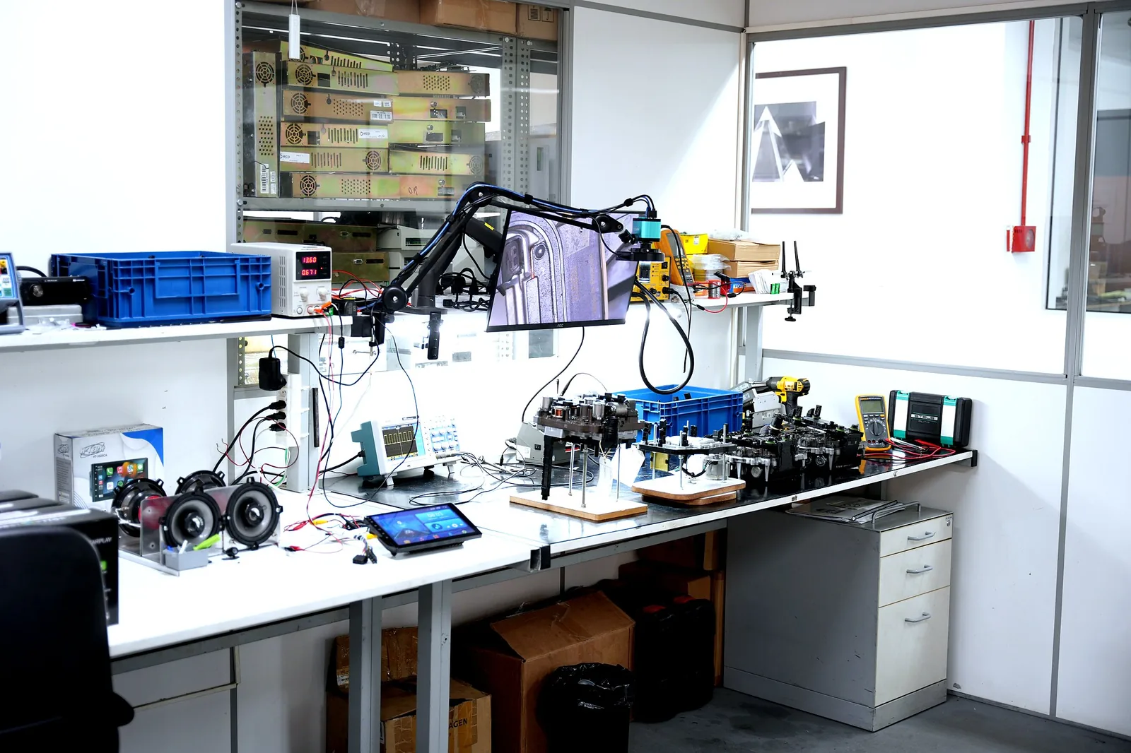 Laboratório da DIFF com bancadas de eletrônica automotiva e equipamentos de inspeção.