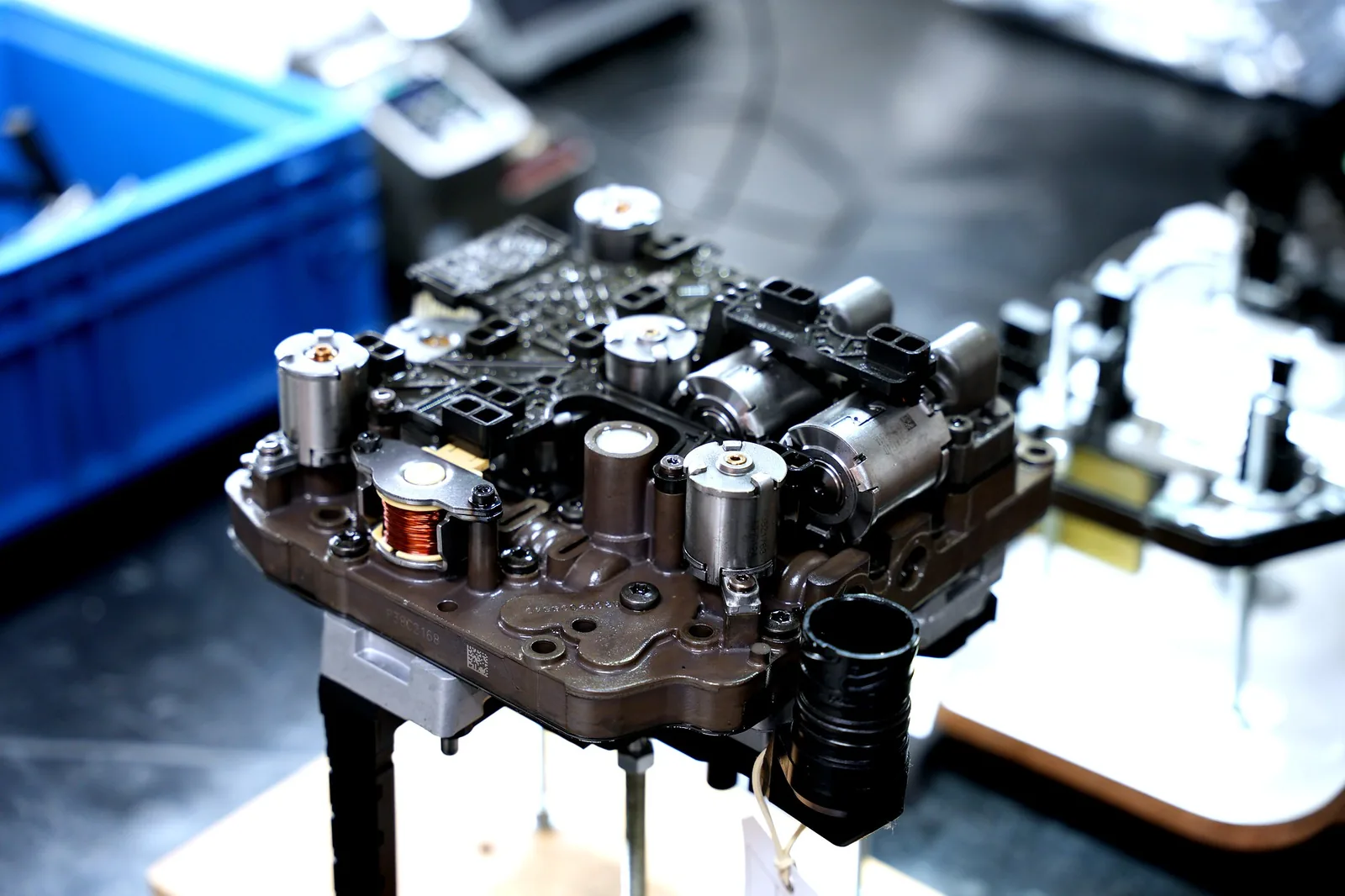 Mecatrônica automotiva real sobre suporte de bancada da DIFF.