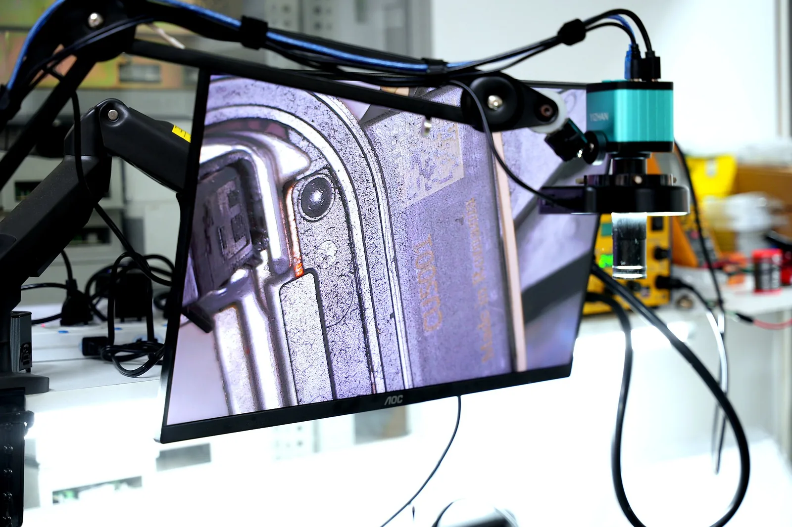 Sistema de inspeção visual ampliando componente automotivo no laboratório da DIFF.