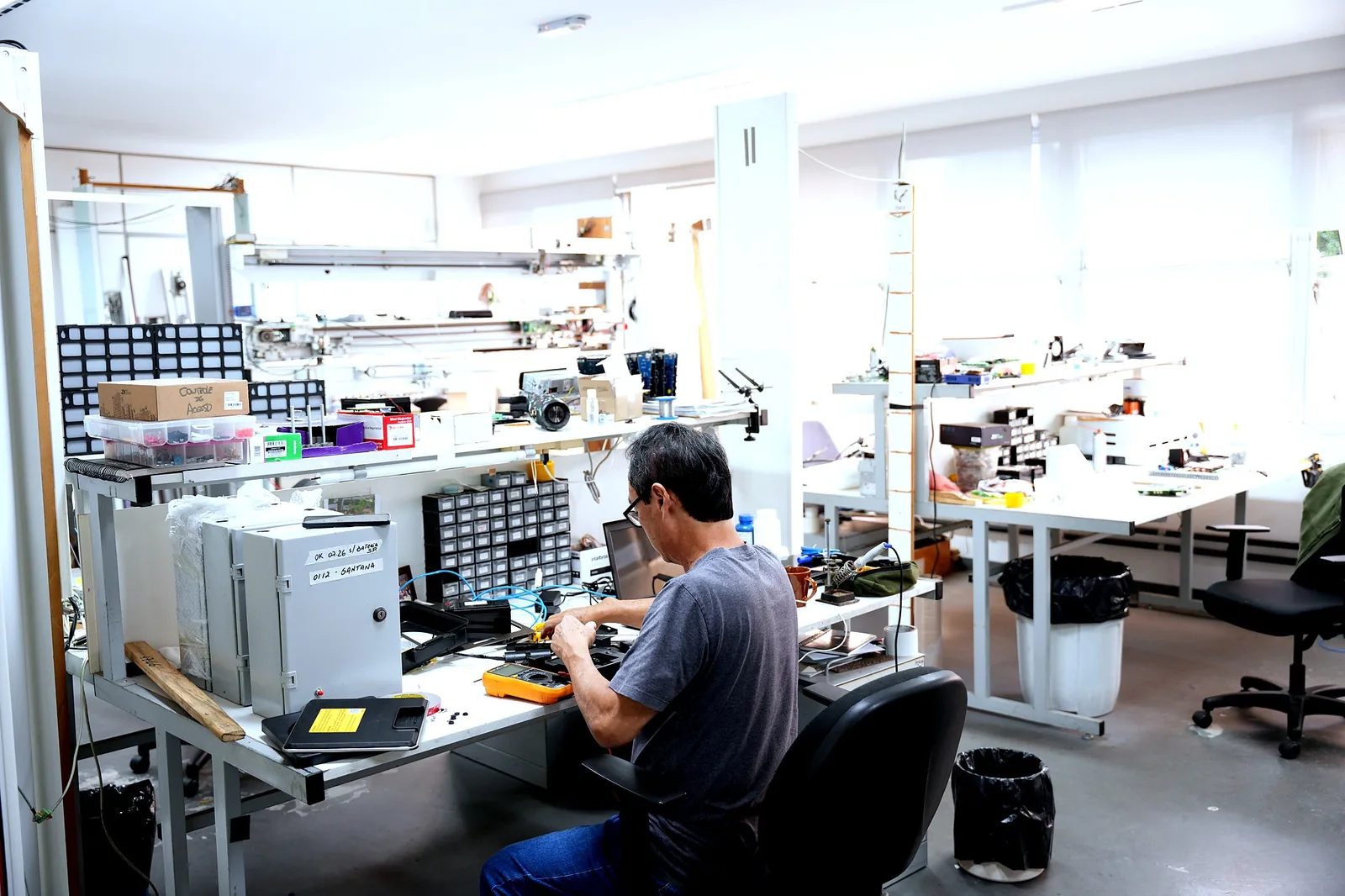 Técnico trabalhando em uma peça automotiva no laboratório da DIFF.